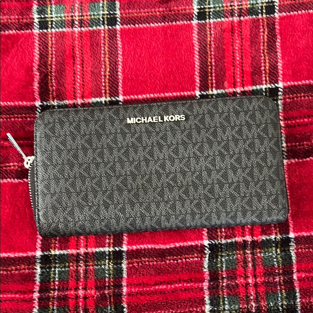 Michael Kors Black Wallet Sleek Design